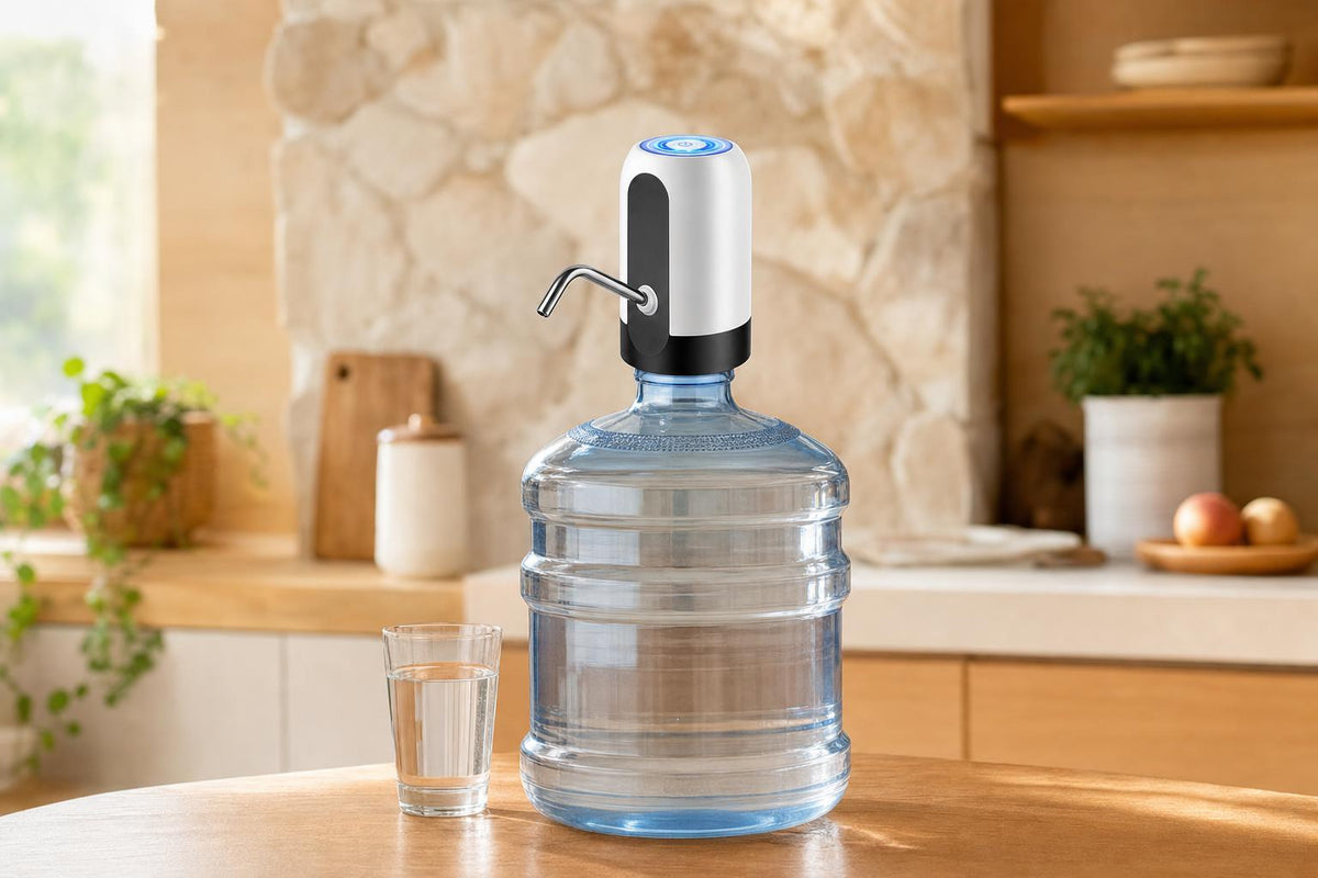Bomba dispensadora de agua electrica portatil PataGoHome, centrada, cocina calida con toques de Patagonia